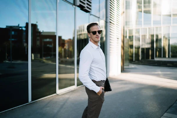Empreendedor Masculino Confiante Vestindo Roupa Elegante Óculos Sol Com Tablet — Fotografia de Stock