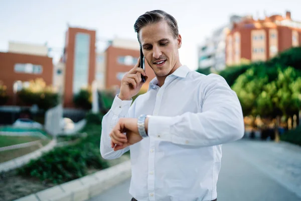Confident Male Employer White Shirt Talking Smartphone Negotiating Meeting Time — Stock Photo, Image