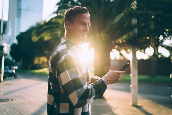 Ernsthafter Kaukasischer Millennial Reisender Der Videos Smartphone Und Kopfhörer Anschaut — Stockfoto