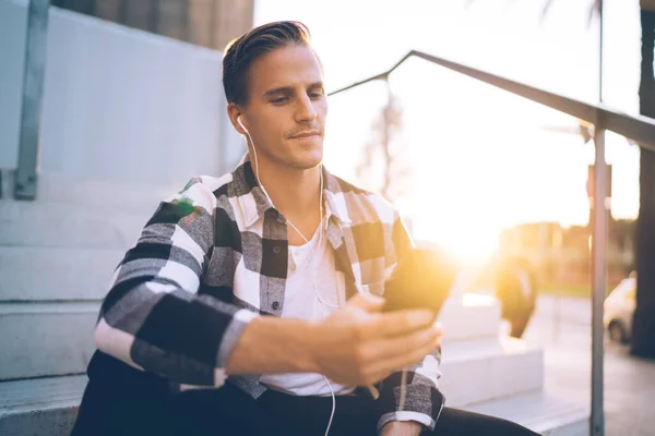 Genç Yakışıklı Milenyum Adamı Güneşli Bir Günde Dışarıda Oturmuş Akıllı — Stok fotoğraf