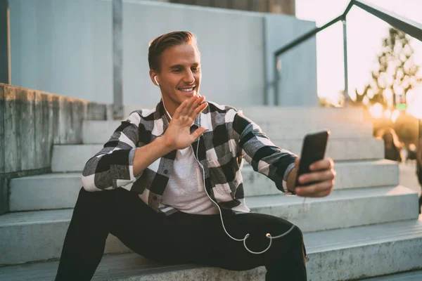 Gülümseyen Beyaz Erkek Blogcu Video Görüşmesinde Sallıyor Modern Akıllı Telefon — Stok fotoğraf