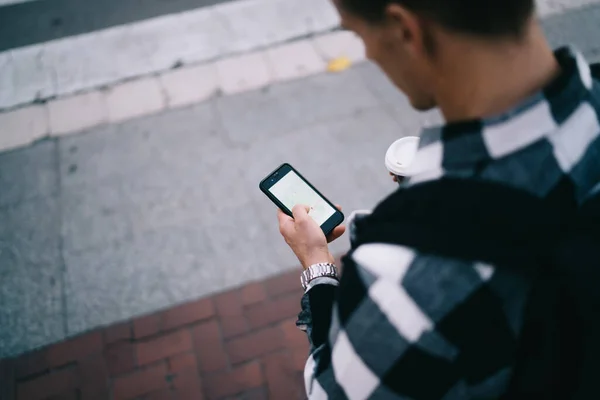 歩くための携帯電話のオンラインナビゲーションアプリを使用して路上に立つ男性のトリミングされた画像 4Gインターネット接続を介してウェブページを閲覧ソーシャルネットワークで情報を検索男のトップビュー — ストック写真