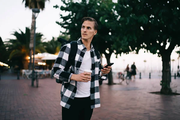 Gündelik Modaya Uygun Giyinen Ciddi Beyaz Erkek Sokaklarda Kahve Içerek — Stok fotoğraf