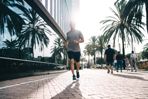 Déterminé Sprint Coureur Masculin Pendant Entraînement Cardio Milieu Urbain Avec — Photo