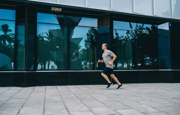 Boční Pohled Odhodlaného Samce Běžce Sprintujícího Během Kardio Tréninku Městském — Stock fotografie