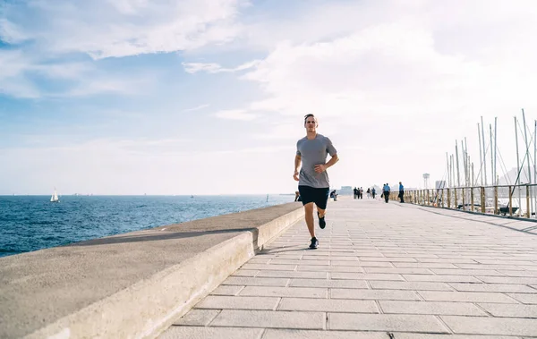 Blanke Mannelijke Loper Casual Sportkleding Genieten Van Ochtend Cardiotraining Voor — Stockfoto