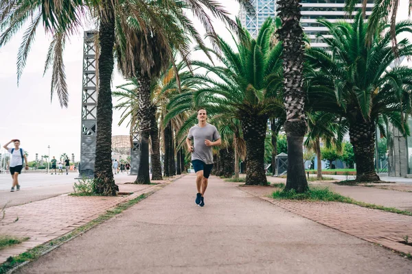 Corridore Maschio Caucasico Abbigliamento Sportivo Casual Godendo Mattina Allenamento Cardio — Foto Stock