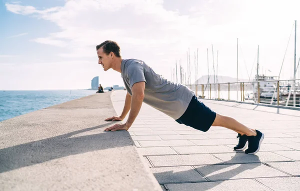 Atleta Masculino Caucásico Ropa Deportiva Haciendo Ejercicio Push Durante Entrenamiento — Foto de Stock