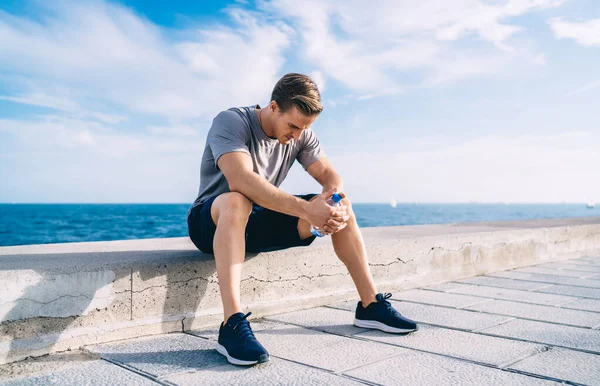 Esportista Cansado Roupas Casuais Ponderando Sobre Treino Cardio Sentado Urbanidade — Fotografia de Stock