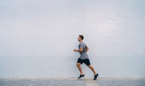 Young Caucasian 20S Male Runner Tracksuit Training Street Passing Wall — Stock Photo, Image