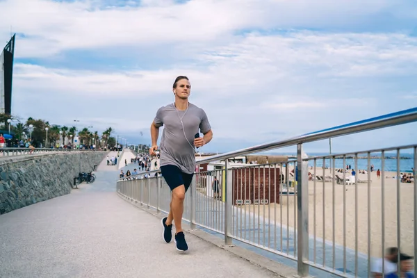 Culturista Caucásico Corriendo Terraplén Disfrutando Entrenamiento Ocio Para Obtener Energía — Foto de Stock