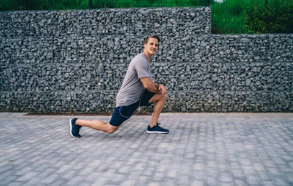 Retrato Deportista Alegre Mirando Cámara Haciendo Sentadillas Preparándose Para Cardio — Foto de Stock