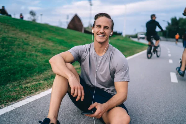 Retrato Corredor Masculino Alegre Con Dispositivo Teléfono Inteligente Que Descansa — Foto de Stock