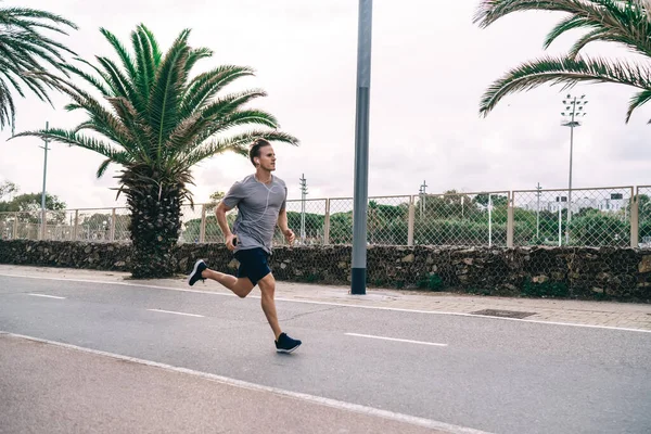 Pumpad Upp Joggare Casual Sportkläder Sprintning Morgonen Konditionsträning Staden Kaukasisk — Stockfoto