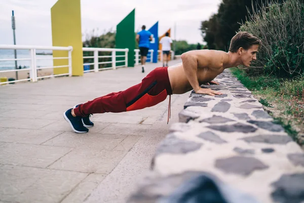 Homme Caucasien Expérimenté Profitant Entraînement Matinal Faire Pousser Vers Haut — Photo