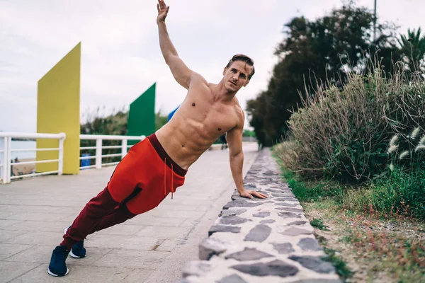 Fuerte Atleta Masculino Caucásico Con Fuerza Muscular Entrenamiento Corporal Bombeado —  Fotos de Stock