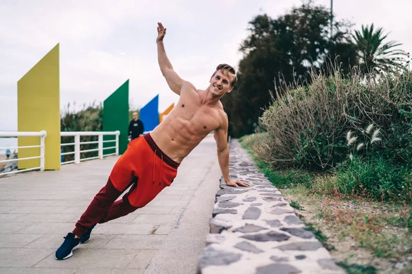 Sterke Blanke Mannelijke Atleet Met Gepompte Lichaamstraining Spierkracht Tijdens Ochtend — Stockfoto