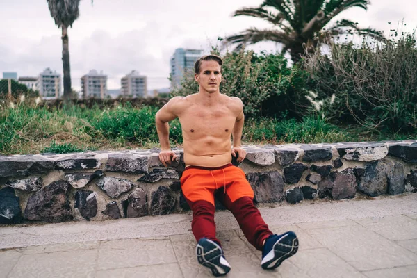 Genç Beyaz Tenli Erkek Sporcu Vücut Kaslarını Esnetiyor Yakışıklı Sporcu — Stok fotoğraf