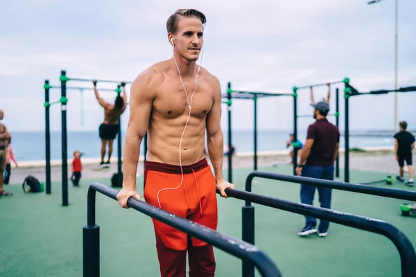 Atleta Fuerte Caucásico Positivo Haciendo Ejercicios Bares Gimnasio Aire Libre —  Fotos de Stock