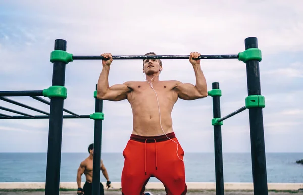 Atleta Fuerte Auriculares Tienen Entrenamiento Matutino Patio Recreo Deportivo Con —  Fotos de Stock