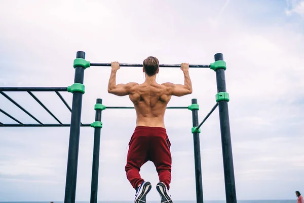 Vista Posterior Del Musculoso Atleta Masculino Entrenar Bíceps Mientras Hace —  Fotos de Stock