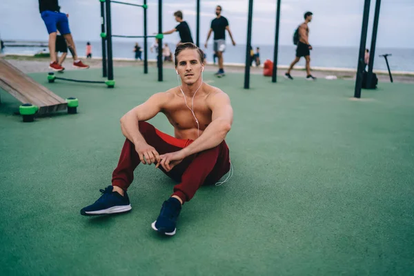 Портрет Красивого Кавказского Спортсмена Сексуальным Туловищем Рубашки Отдыхающего После Тренировки — стоковое фото