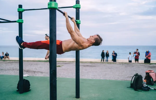 Güçlü Beyaz Erkek Sporcu Dışarıda Antrenman Yapıyor Kas Gücünü Canlılığını — Stok fotoğraf