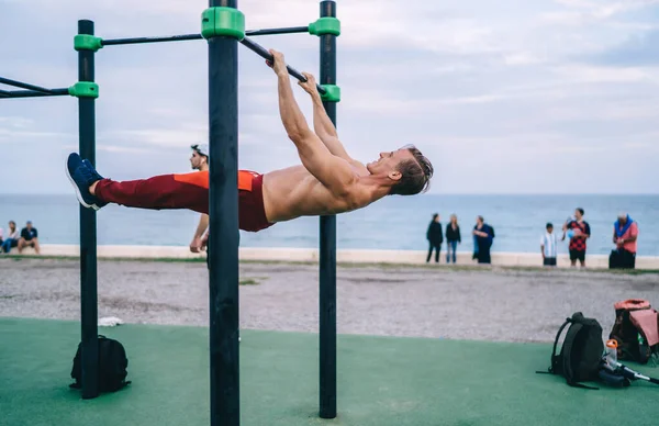 Potężny Biały Mężczyzna Atleta Trening Świeżym Powietrzu Utrzymanie Siły Mięśni — Zdjęcie stockowe