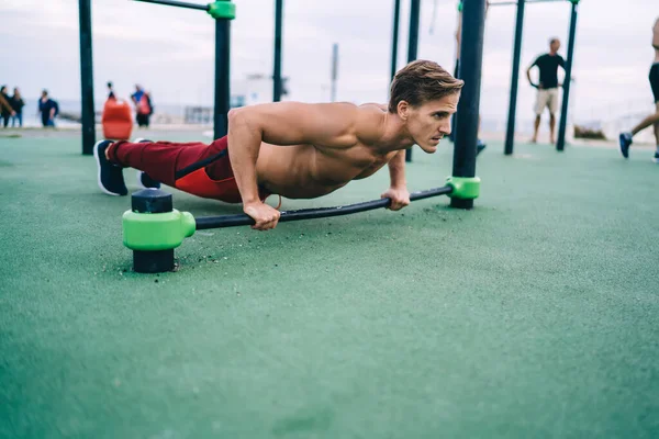 Ragazzo Caucasico Esperto Che Gode Allenamento Mattutino Facendo Spingere Tavola — Foto Stock