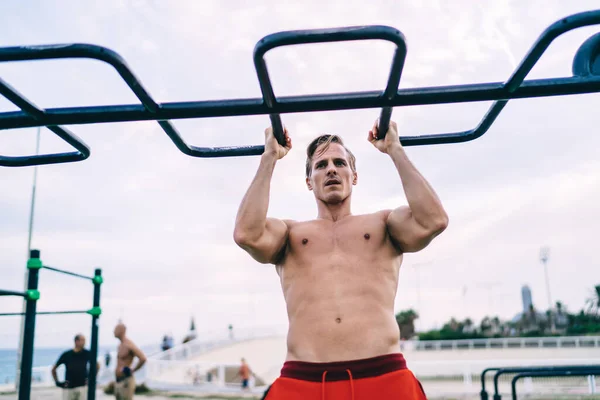 Fuerte Culturista Masculino Haciendo Pull Ups Para Entrenamiento Bíceps Durante —  Fotos de Stock