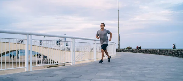 Corredor Masculino Caucasiano Enérgico Determinado Corrida Traje Treino Cardio Rua — Fotografia de Stock