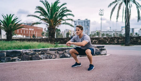 Güçlü Erkek Sporcu Çömeliyor Güçlü Kardiyo Koşuları Için Bacak Kaslarını — Stok fotoğraf