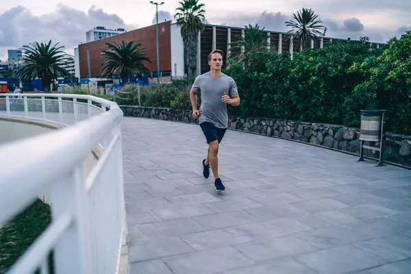 Stilig Kaukasiska Manliga Löpare Aktiva Kläder Med Morgon Träning Urbana — Stockfoto