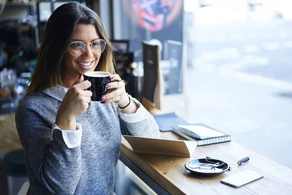 커피숍에서 계획을 세우는 동안밝은 미소를 지으며 셔츠를 안경을 사업가가 미소로 — 스톡 사진