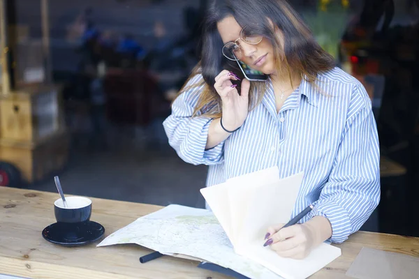 사업가가 평상복을 안경을 통화를 나누며 카페에서 일하는 — 스톡 사진