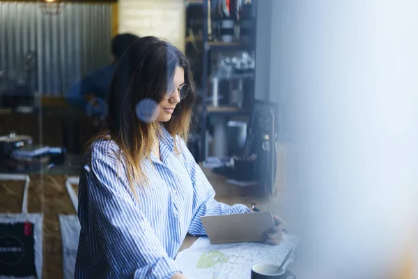 Seitenansicht Einer Konzentrierten Frau Mit Ombre Haaren Gestreiftem Hemd Und — Stockfoto