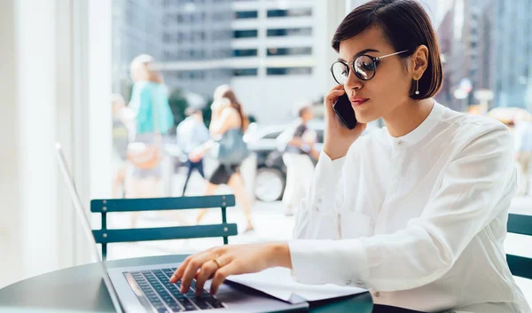 Mujer Seria Elegante Ropa Formal Anteojos Sentados Oficina Moderna Mientras —  Fotos de Stock