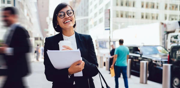 Mujer Joven Empleada Anteojos Con Atuendo Trabajo Formal Pie Pavimento —  Fotos de Stock