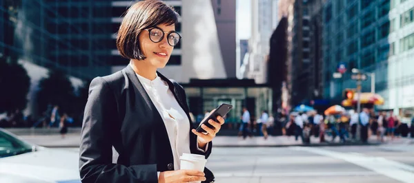 Una Exitosa Mujer Negocios Sonriente Con Traje Formal Anteojos Que — Foto de Stock