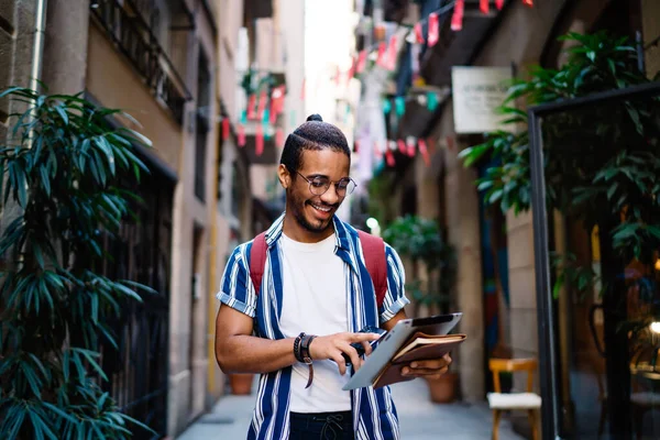 Positivo Afroamericano Turista Masculino Caminando Por Calle Ciudad Con Touchpad — Foto de Stock