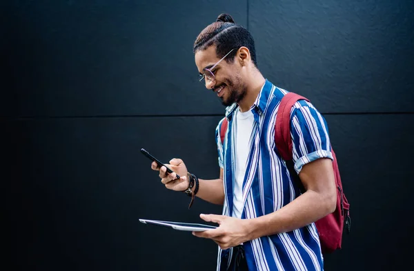 Freelancer Masculino Positivo Enfocado Pie Calle Cerca Pared Del Edificio — Foto de Stock