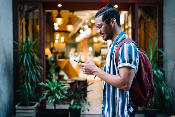 Sonriente Viajero Masculino Piel Oscura Caminando Con Teléfono Inteligente Utilizando — Foto de Stock