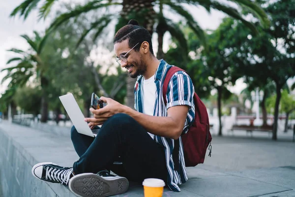 Vista Lateral Hombre Hipster Afroamericano Satisfecho Joven Ropa Moda Gafas — Foto de Stock