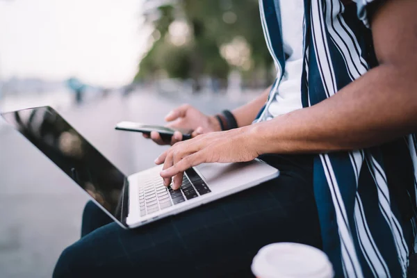 Vue Latérale Homme Des Cultures Tenue Décontractée Utilisant Smartphone Ordinateur — Photo