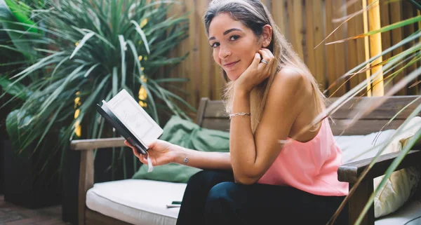 Vrolijke Vrouw Casual Kleding Zittend Houten Bank Het Lezen Van — Stockfoto