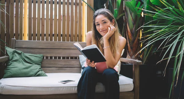 Mulher Feliz Roupas Casuais Sentado Banco Madeira Lendo Livro Interessante — Fotografia de Stock