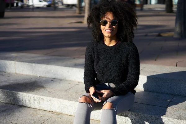 Smiling Black Female Afro Hairstyle Wearing Sweater Sunglasses Resting Stairs — Stock Photo, Image