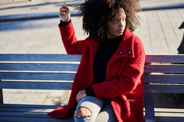 Wanita Afrika Amerika Yang Serius Mengenakan Pakaian Kasual Menyentuh Rambut — Stok Foto