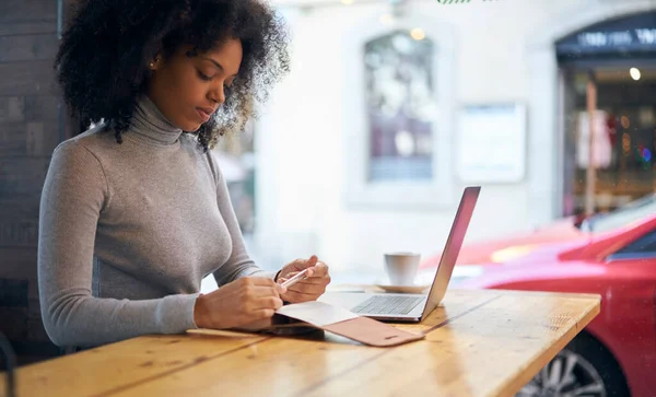 Koncentrerad Ung Afroamerikansk Kvinnlig Frilansare Avslappnad Outfit Sittande Vid Bordet — Stockfoto