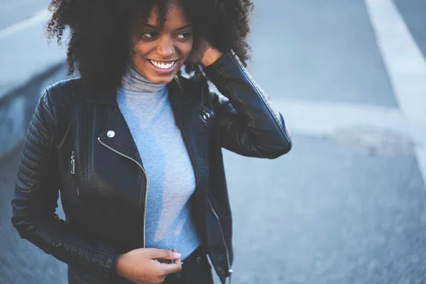 Positivo Jovem Afro Americano Fêmea Casual Desgaste Ajustando Bouncy Cabelo — Fotografia de Stock